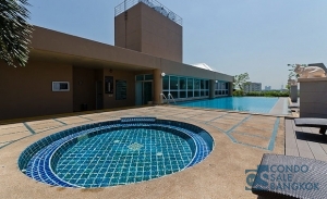 Hot sale!! The room was renovated at Phra Khanong., 3 bedrooms 2 bathrooms 2 large balconies 122 sqm.
