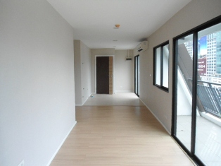 CHEAPEST IN PLOENCHIT! near ploenchit BTS. Easy access to expressway. 60 sq.m. 1 bedroom Unfurnished.