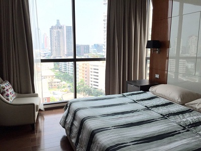 condo for sale in Bangkok Sukhumvit 28, Sale with tenant rent 69K/mth. Corner unit for 2 bedrooms 67 sq.m., Nice view of city. Walk to M District BTS