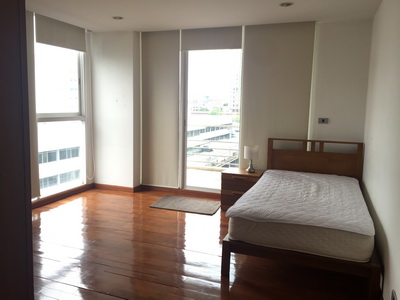 HOT!! Sukhumvit 15, Condo for sale 3 bedrooms, Big Balcony ,Nice decoration, Private and Cosy.