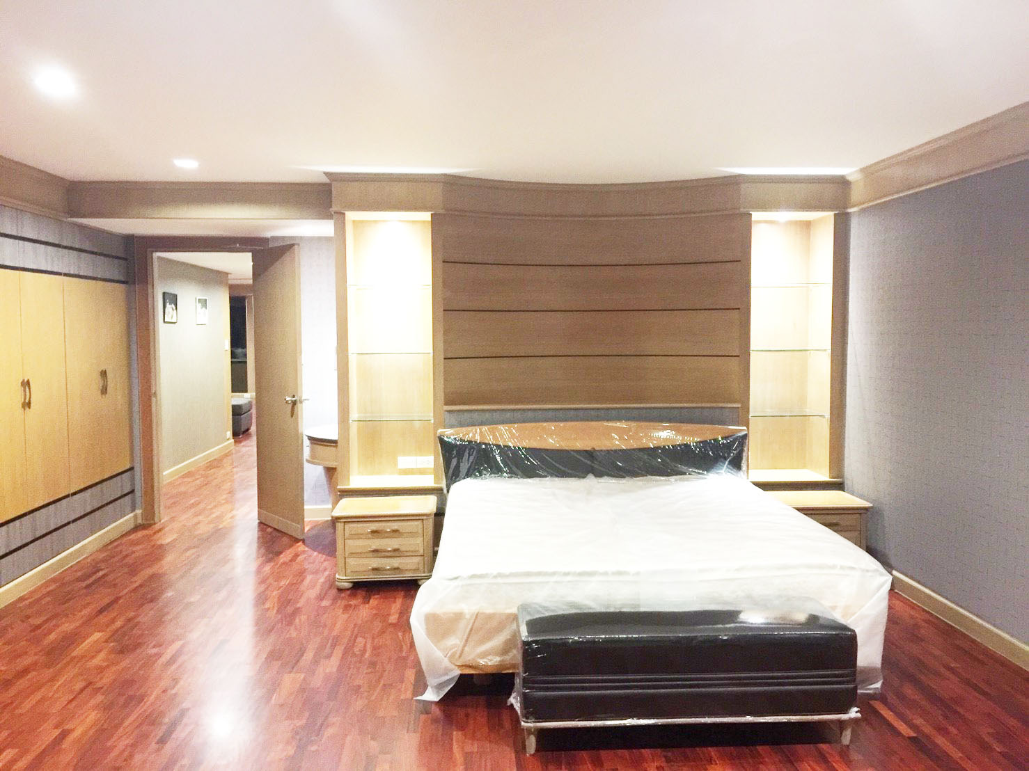 Condo for rent in sukhumvit 16, 2 beds 3 baths 326 Sq.m. Ready to move in, Close to Asok BTS.