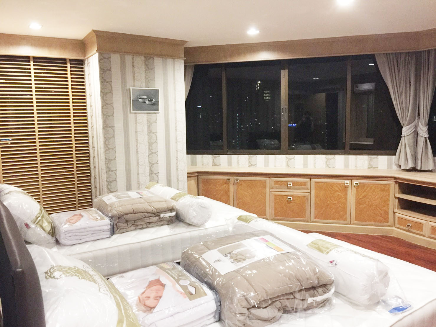 Condo for rent in sukhumvit 16, 2 beds 3 baths 326 Sq.m. Ready to move in, Close to Asok BTS.