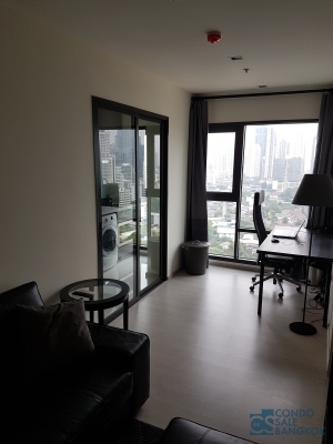 Rhythm Sukhumvit 36-38 condo for rent, 1 BR 33 sqm. Walk to Thonglor BTS. Ready to move in.