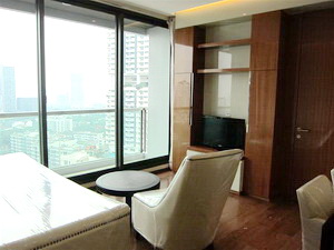 Condo for sale in Bangkok Sukhumvit. Modern furnished 67.70 sq.m. 2 bedrooms 2 bathtrooms. High floor & Nice view. Good location to Prompong BTS.