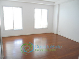 New condo for sale in Bangkok Sukhumvit 170 sq.m. 3 bedrooms unfurnished. Nice and peaceful compound near Thonglor BTS