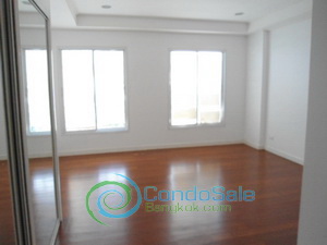 New condo for sale in Bangkok Sukhumvit 170 sq.m. 3 bedrooms unfurnished. Nice and peaceful compound near Thonglor BTS