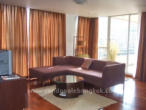 2 bedrooms condo for sale in Sukhumvit 15 Bangkok with big balcony. Spacious 107 sq.m. Nice living area and open kitchen. Comfortable living in small building.