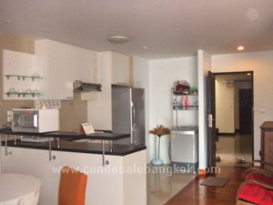 2 bedrooms condo for sale in Sukhumvit 15 Bangkok with big balcony. Spacious 107 sq.m. Nice living area and open kitchen. Comfortable living in small building.