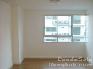 Condo for sale in Thonglor 1 bedroom 45 sq.m. Unfurnished. Good price high floor!