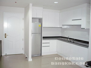 Condo for sale in Bangkok Sukhumvit 24 near Prompong BTS. Sale with tenant. 110 sq.m. 2 bedrooms 2 bathrooms fully furnished.