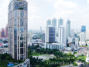Highest floor of 1 bedroom 52 sq.m in 39by Sansiri Condo for sale in Sukhumvit 39. It is opposite Emporium a few steps to Prompong BTS. Completed and ready to transfer.