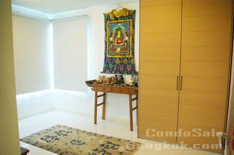 Condo for sale in Yenarkard area. Expat Moving! Sale@Loss!!!! 2 bedrooms corner unit 71 sq.m. Upgrade furnished.