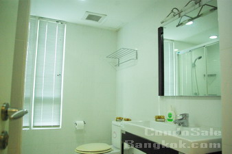 Condo for sale in Yenarkard area. Expat Moving! Sale@Loss!!!! 2 bedrooms corner unit 71 sq.m. Upgrade furnished.