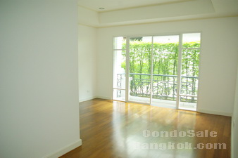 condo for sale near Thonglor BTS area on the ground with garden view. French style compound with nice quality 3 bedrooms Size 197 sq.m.