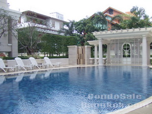 condo for sale near Thonglor BTS area on the ground with garden view. French style compound with nice quality 3 bedrooms Size 197 sq.m.