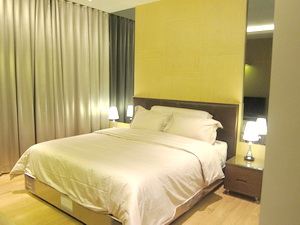 Condo for sale in Bangkok Sukhumvit 49 Prime area. Tastefully furnished one bedroom 58.90 sq.m. Very convenient location.