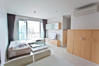 Condo for sale in Sukhumvit close to Prompong BTS. 2 bedrooms 110 sq.m. Enomous balcony of 120 sq.m. Fully furnished. High floor
