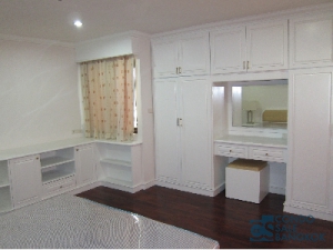 Condo for sale in Sukhumvit 39, 3 Bedrooms 136 sq.m. Walk to BTS Prompong.