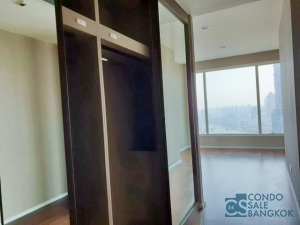 Want to sell. New condo for sale in Maenam Residences. Riverside spacious 159.9 sq.m. 3 beds 3 baths 1 maid very high floor.