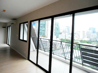 Condo for sale in Ploenchit area Bangkok nearby Ploenchit BTS. Very good location 60 sq.m. 1 bedroom fully furnished with 7% yield guarantee 2 years