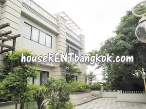 Nice TownHOUSE for SALE on Sukhumvit Prakanong, 850 Meters to On-Nut BTS, 320 Sqm., 5 steps, 3 bedrooms, shared pool, security.