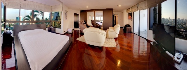 Sukhumvit 59. Triplex room located on top of building. 700 sq.m. 6 bedroom , 5 bathroom.Big balcony with 360 panoramic view.