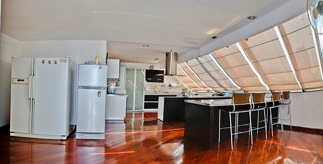 Sukhumvit 59. Triplex room located on top of building. 700 sq.m. 6 bedroom , 5 bathroom.Big balcony with 360 panoramic view.