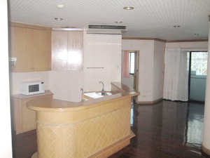 Spacious condo for sale in Ruamrudee. 350 sq.m. Currently split into 2 units 200 sqm + 150 sq.m. Easy walk to Ploenjit BTS, central embassy, etc.