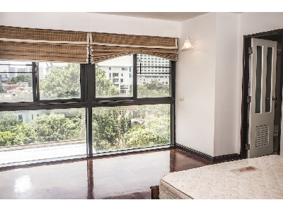 Condo for sale in Bangkok Sukhumvit 31. 3 bedrooms 3 bathrooms 162 sq.m. Peaceful & greenery. Easy access to Sukhumvit Asok area.