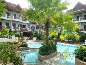 Don't Miss this! Townhouse for sale in Sukhumvit 49. 230 sq.m. on 22 sq,wa of land. 3 bedrooms. Nice compound.