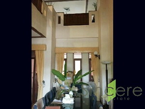Don't Miss this! Townhouse for sale in Sukhumvit 49. 230 sq.m. on 22 sq,wa of land. 3 bedrooms. Nice compound.