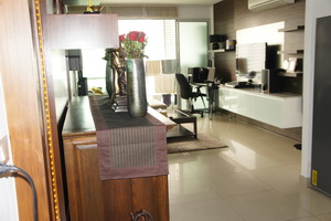 spacious one bedroom condo for sale in Sathorn area. fully furnished 73.25 sq.m. Easy access to expressway.