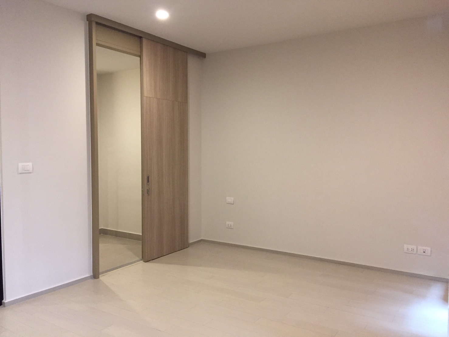 Brand New, Noble Ploenchit condo for sale, Luxury Zone, High floor, Private lift, 1 bedroom size 51 sq.m. Sky walk to BTS Ploenchit and next to Central Embassy Park Plaza.