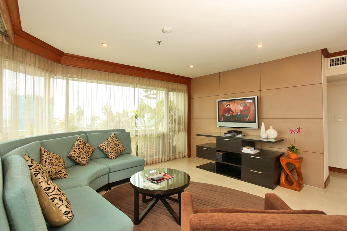condo for rent in Bangkok,fully luxuriously furnished, 2 bedrooms with big sky garden, 150 sq.m. High floor, Near Nana BTS.