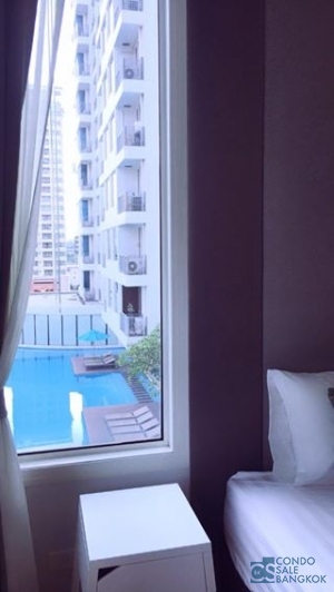 For rent at Rachatewi, 1 BR 58 sqm. Pool View, Corner room. Just 3 minutes walk to BTS Station and Airport Link.