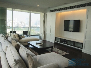 Condo for rent in Bangkok. 3 Bedrooms 4 Bathrooms 287 sq.m. Walk to BTS Chidlom.