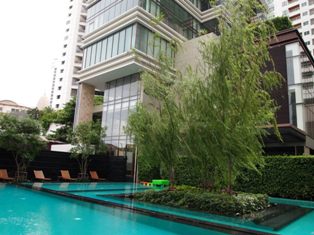SALE @ LOSS !!! The Emporio Place condo for sale in Bangkok Sukhumvit 24. Duplex 2 bedrooms 145 sq.m. Brand new and Partly furnished. Double volume of living area.