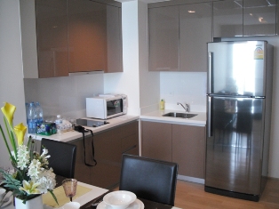 Fully furnished condo for sale on Sukhumvit main road near Thonglor. 51.05 sq.m. 1 bedroom. Walk to Thonglor BTS.