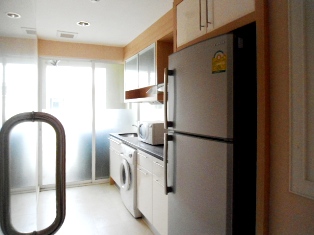 Condo for sale in nice residential area. Fully furnished 2 bedrooms spacious size 114.67 sq.m. at The Bangkok Sukhumvit 43. Easy access to Prompong BTS and Emporium shopping complex.