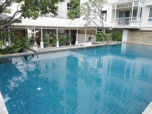 Condo for sale in nice residential area. Fully furnished 2 bedrooms spacious size 114.67 sq.m. at The Bangkok Sukhumvit 43. Easy access to Prompong BTS and Emporium shopping complex.