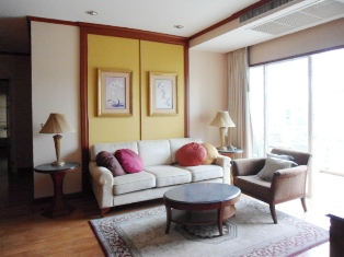 Spacious Fully furnished 2 bedrooms size 114.48 sq.m. condo for sale in Sukhumvit 43. Luxury style, peaceful, comfortable living like resort and nice greenery view. Easy access to Emporium and Prompong BTS.