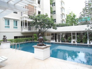 Spacious Fully furnished 2 bedrooms size 114.48 sq.m. condo for sale in Sukhumvit 43. Luxury style, peaceful, comfortable living like resort and nice greenery view. Easy access to Emporium and Prompong BTS.