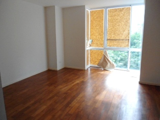 Unfurnished Nice low rise condo for sale in Bangkok Sukhumvit 8 Good 2 bedrooms 2 bathrooms size 80 sq.m. Easy access to Nana BTS and expressway.
