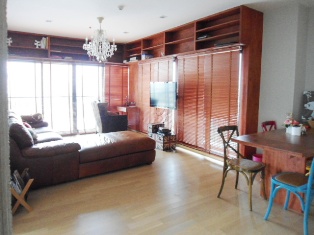 Urgent sale! Nicely furnished condo for sale in Bangkok Ekamai. STUNT VIEW! 2 bedrooms  87 sq.m. Bright & Nice Corner unit. A few steps to BTS, community mall, shops and supermarket. Sale with tenant 60,000 Baht/month