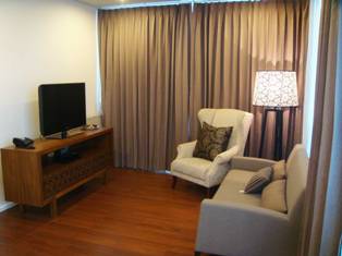 Condo for sale in Bangkok Sukhumvit 23. Nice project. Tastefully furnished 2 bedrooms size 78 sq.m. Easy access to many areas.