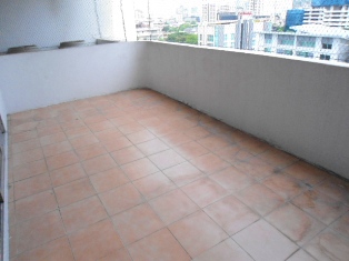 Spaciuos condo for sale in Sukhumvit 61. 3 bedrooms 3 bathrooms 265 sq.m. Nice view & Big balconies around. Can see different views from balconies. Unfurnished.