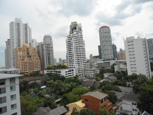 Spaciuos condo for sale in Sukhumvit 61. 3 bedrooms 3 bathrooms 265 sq.m. Nice view & Big balconies around. Can see different views from balconies. Unfurnished.