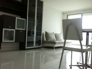 Fully furnished cute 1 bedroom size 49.10 sq.m. condo for sale in Bangkok Thailand on Sukhumvit 38 near Thonglor for sale.
