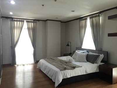 Condo for sale in Sukhumvit 15.Fully furnished 3 bedrooms size 139 sq.m. very nice decoration.