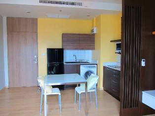 Condo for sale in Bangkok Sukhimvit. Just a few minutes walk to BTS. Fully furnished 1 bedroom size 47.86 sq.m. at Noble Reveal on Ekamai for sale.